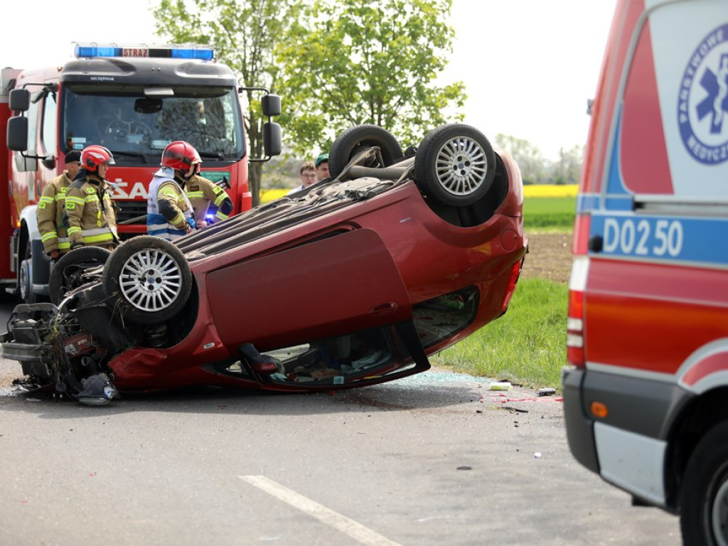 Fiat dachował. Tak skończyło się wyprzedzanie na drodze pod Głogowem [ZDJĘCIA]