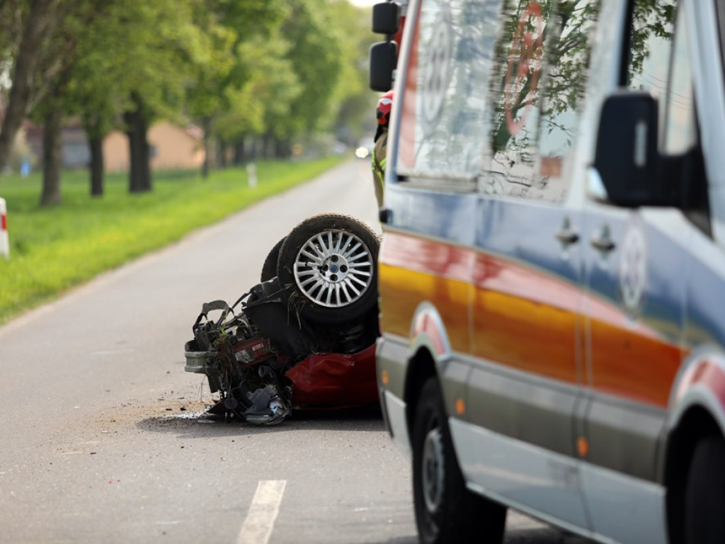 Fiat dachował. Tak skończyło się wyprzedzanie na drodze pod Głogowem [ZDJĘCIA]