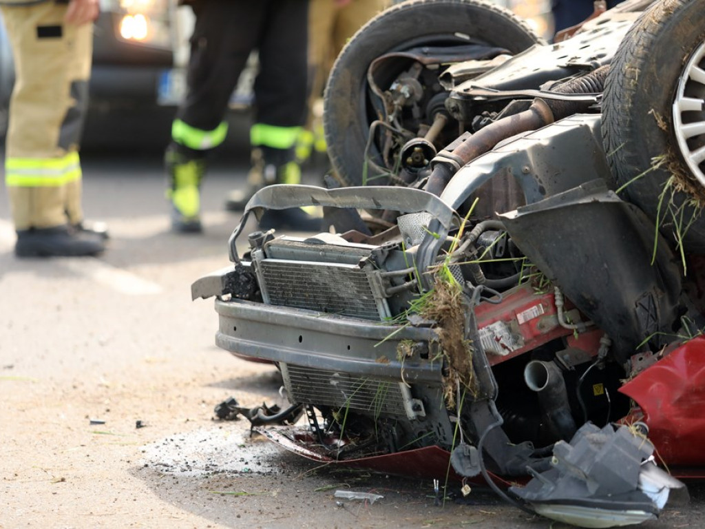 Fiat dachował. Tak skończyło się wyprzedzanie na drodze pod Głogowem [ZDJĘCIA]