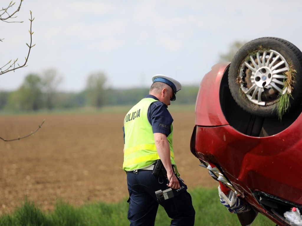 Fiat dachował. Tak skończyło się wyprzedzanie na drodze pod Głogowem [ZDJĘCIA]