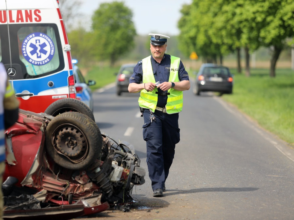 Fiat dachował. Tak skończyło się wyprzedzanie na drodze pod Głogowem [ZDJĘCIA]