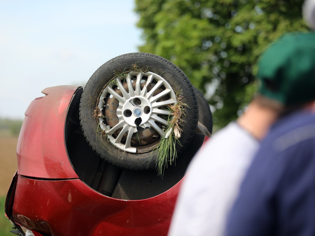 Fiat dachował. Tak skończyło się wyprzedzanie na drodze pod Głogowem [ZDJĘCIA]