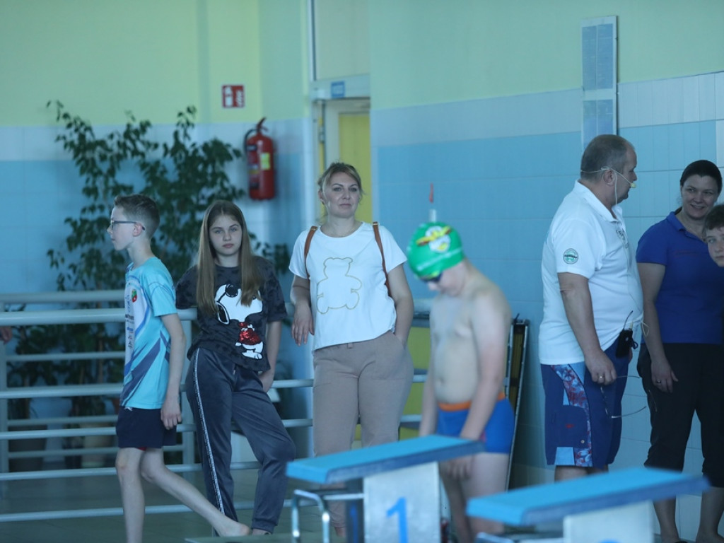Zawody z okazji Dnia Hutnika. Na starcie 300 pływaków [ZDJĘCIA]