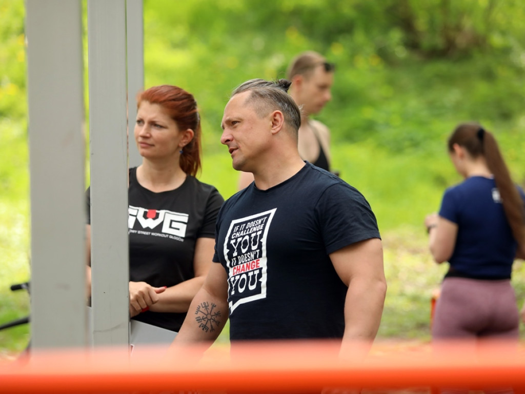 10-letni Kuba zrobił 66, nieco starszy Przemek 72 pompki. To nowi rekordziści Głogowa [ZDJĘCIA]