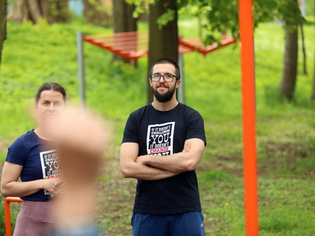 10-letni Kuba zrobił 66, nieco starszy Przemek 72 pompki. To nowi rekordziści Głogowa [ZDJĘCIA]