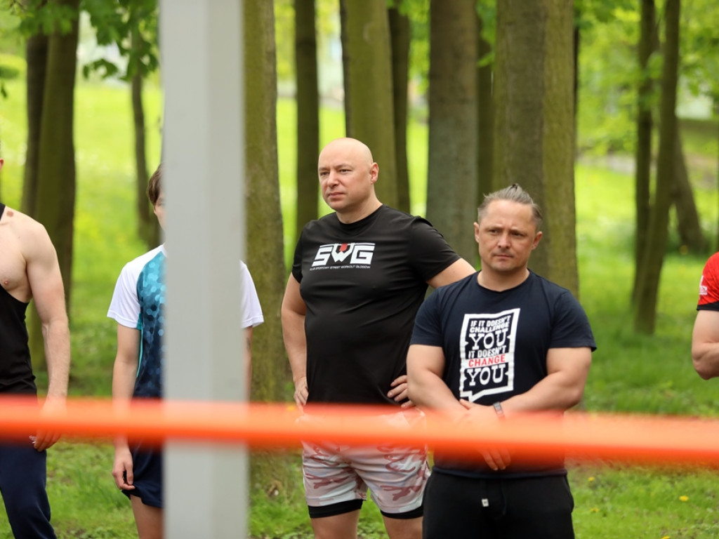 10-letni Kuba zrobił 66, nieco starszy Przemek 72 pompki. To nowi rekordziści Głogowa [ZDJĘCIA]
