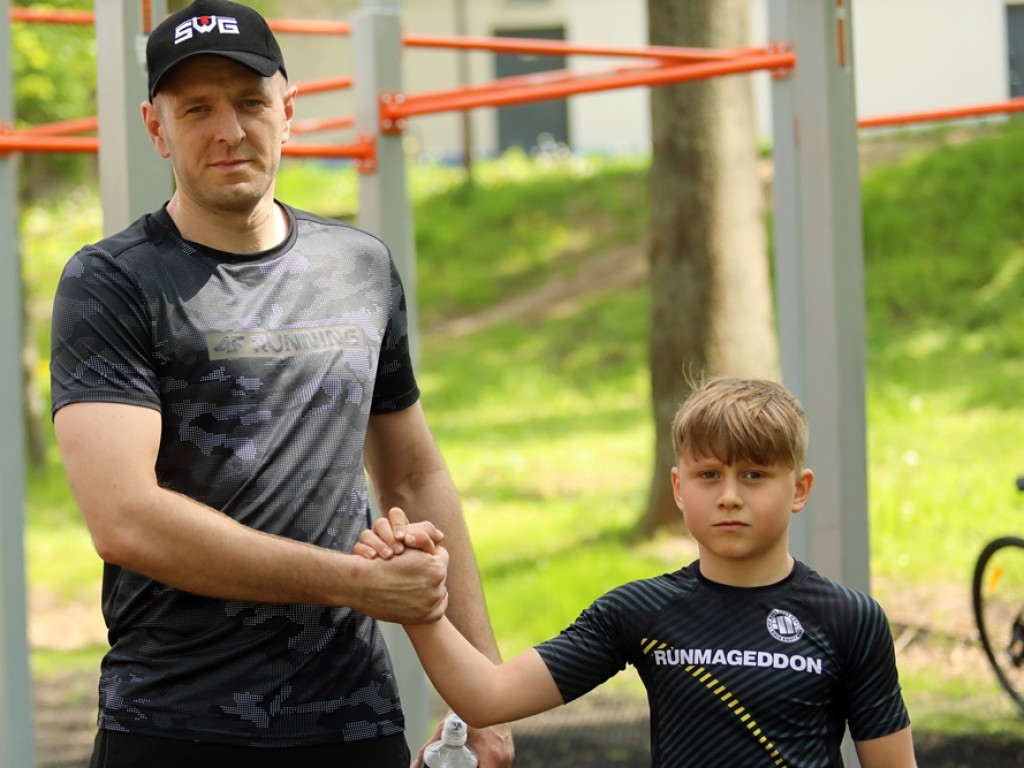 10-letni Kuba zrobił 66, nieco starszy Przemek 72 pompki. To nowi rekordziści Głogowa [ZDJĘCIA]