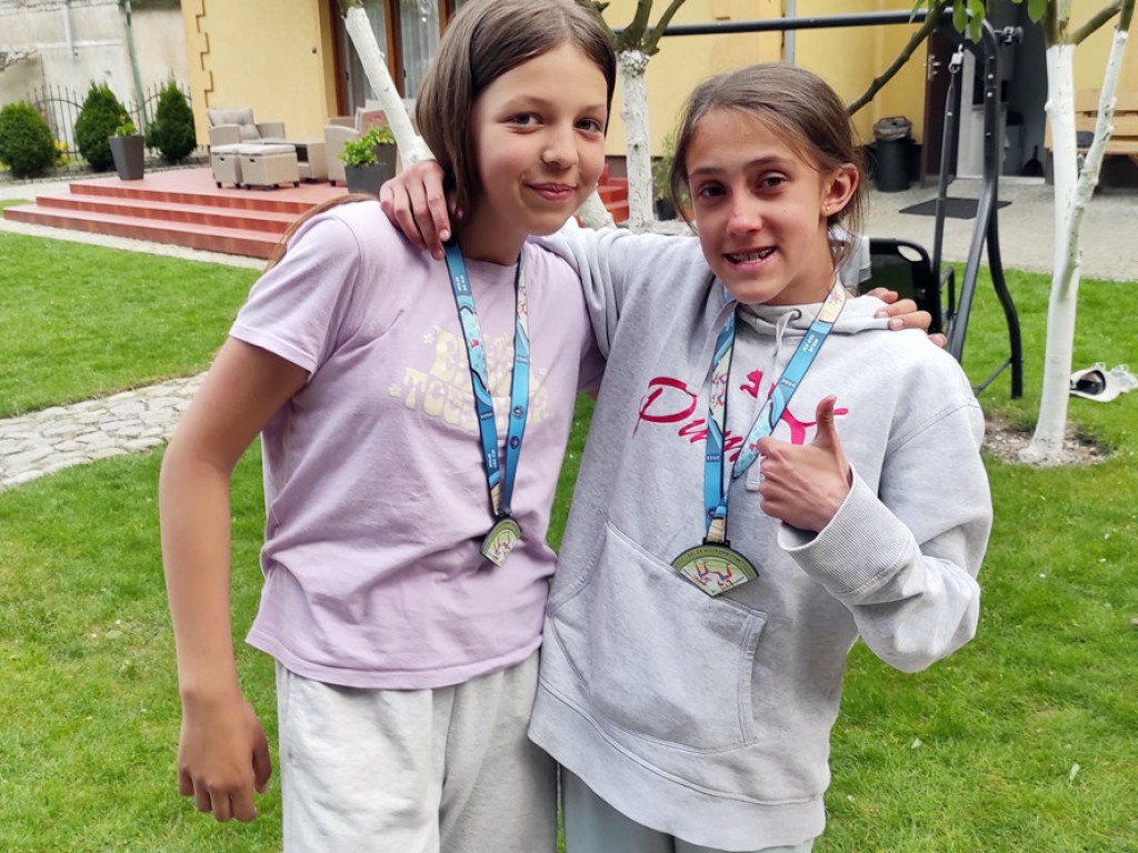 Uczniowie dziesiątki podjęli szalone wyzwanie! Ponad 40 km na nogach, wkrótce 100 km na rowerze i 20 km w wodzie [ZDJĘCIA]