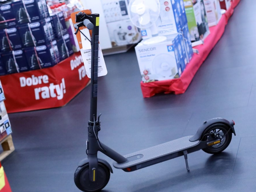 Hulajnogą do pracy, ze słuchawkami na plażę. Sprawdź ofertę Media Markt
