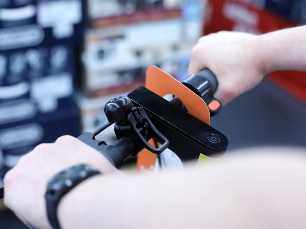 Hulajnogą do pracy, ze słuchawkami na plażę. Sprawdź ofertę Media Markt
