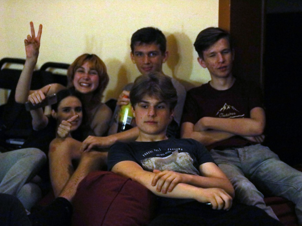 Licealiści spędzili noc w szkole i oglądali filmy [ZDJĘCIA]