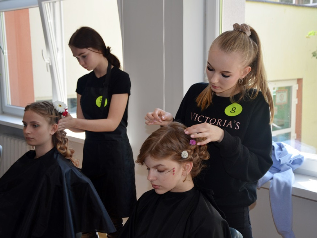 Kwiaty we włosach - piękne fryzury na IX Festiwalu [ZDJĘCIA]