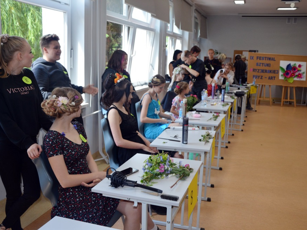 Kwiaty we włosach - piękne fryzury na IX Festiwalu [ZDJĘCIA]