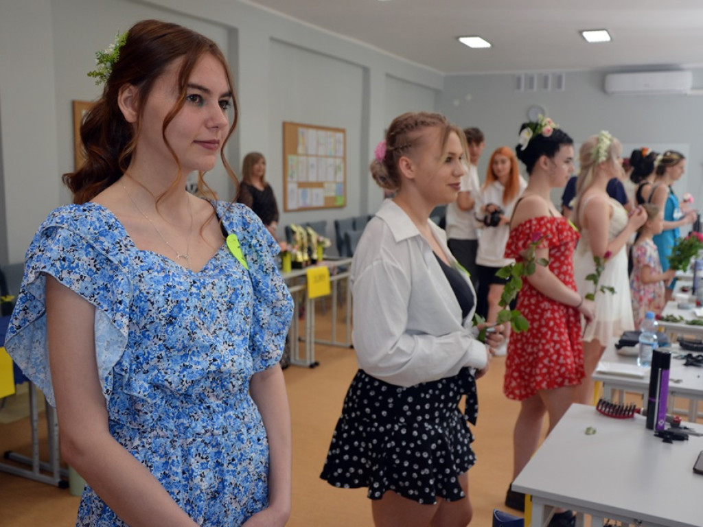 Kwiaty we włosach - piękne fryzury na IX Festiwalu [ZDJĘCIA]