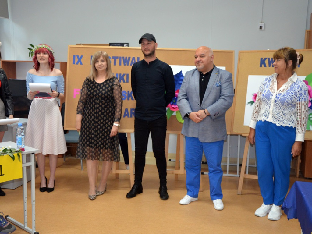 Kwiaty we włosach - piękne fryzury na IX Festiwalu [ZDJĘCIA]