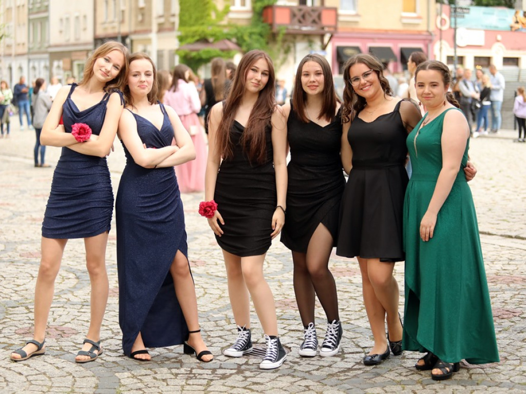 Zatańczyli Poloneza na głogowskim rynku [ZDJĘCIA]