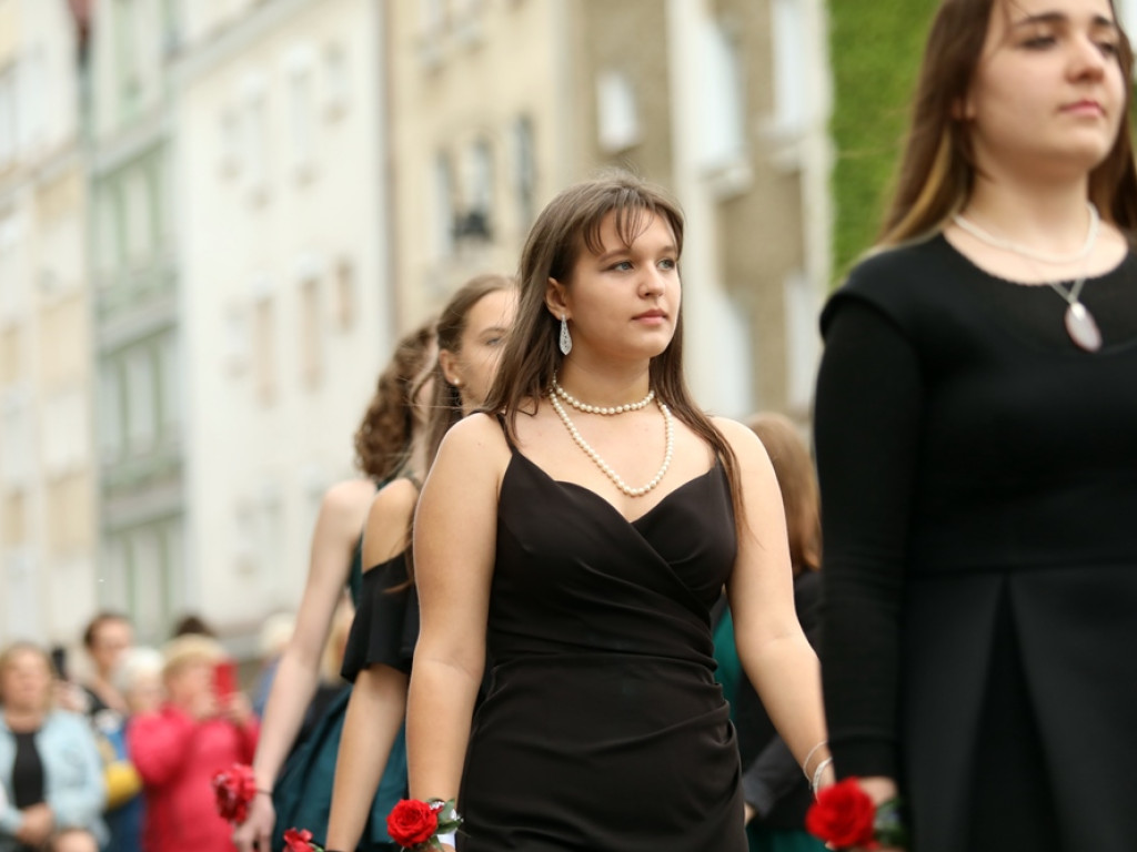 Zatańczyli Poloneza na głogowskim rynku [ZDJĘCIA]