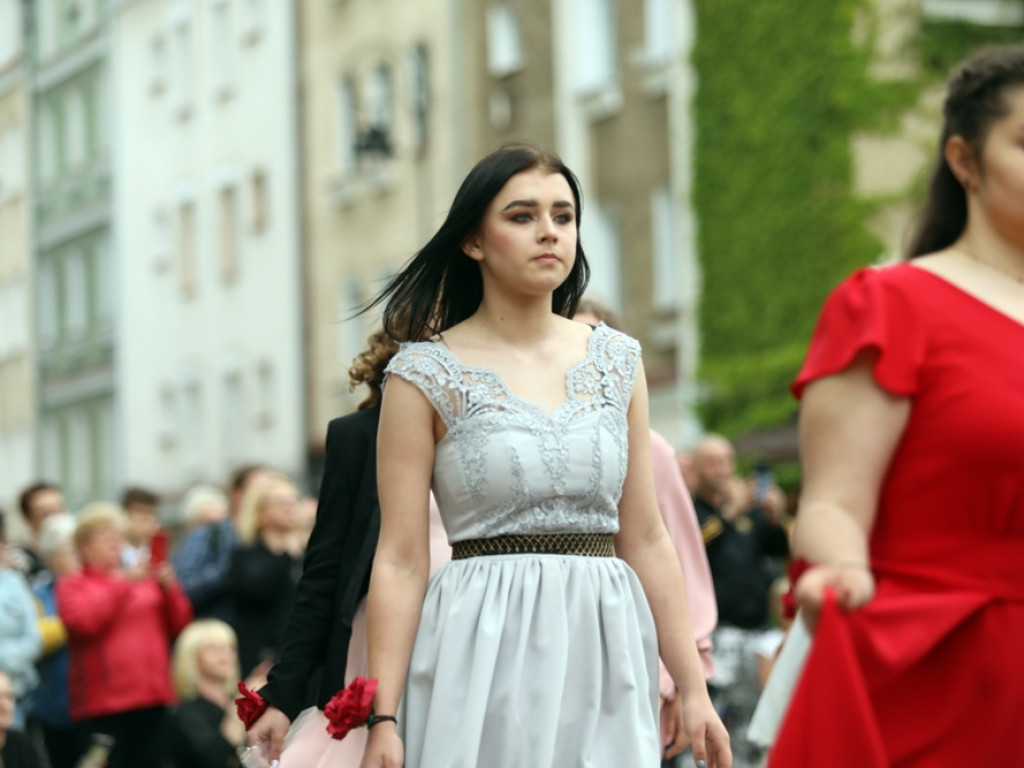 Zatańczyli Poloneza na głogowskim rynku [ZDJĘCIA]