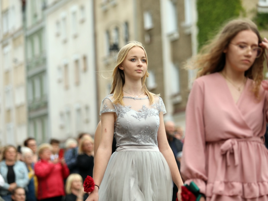 Zatańczyli Poloneza na głogowskim rynku [ZDJĘCIA]