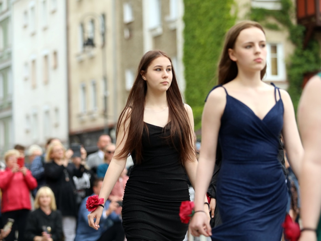 Zatańczyli Poloneza na głogowskim rynku [ZDJĘCIA]