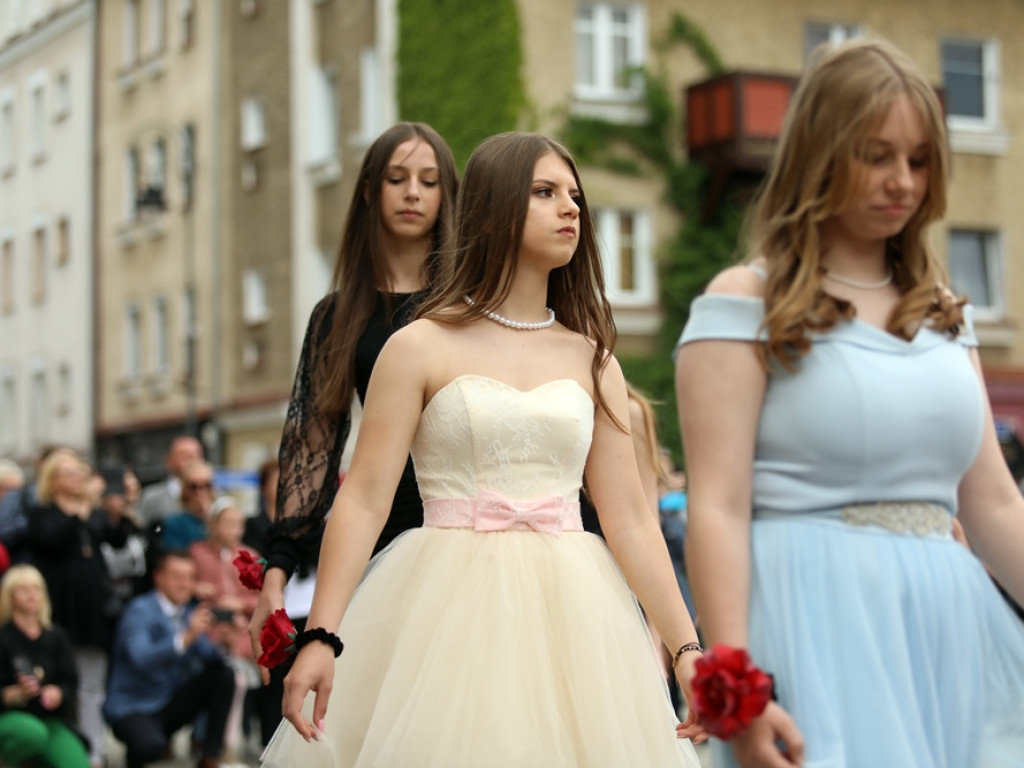 Zatańczyli Poloneza na głogowskim rynku [ZDJĘCIA]