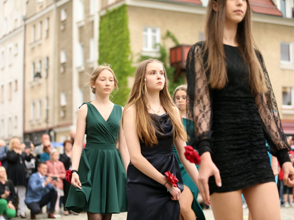 Zatańczyli Poloneza na głogowskim rynku [ZDJĘCIA]
