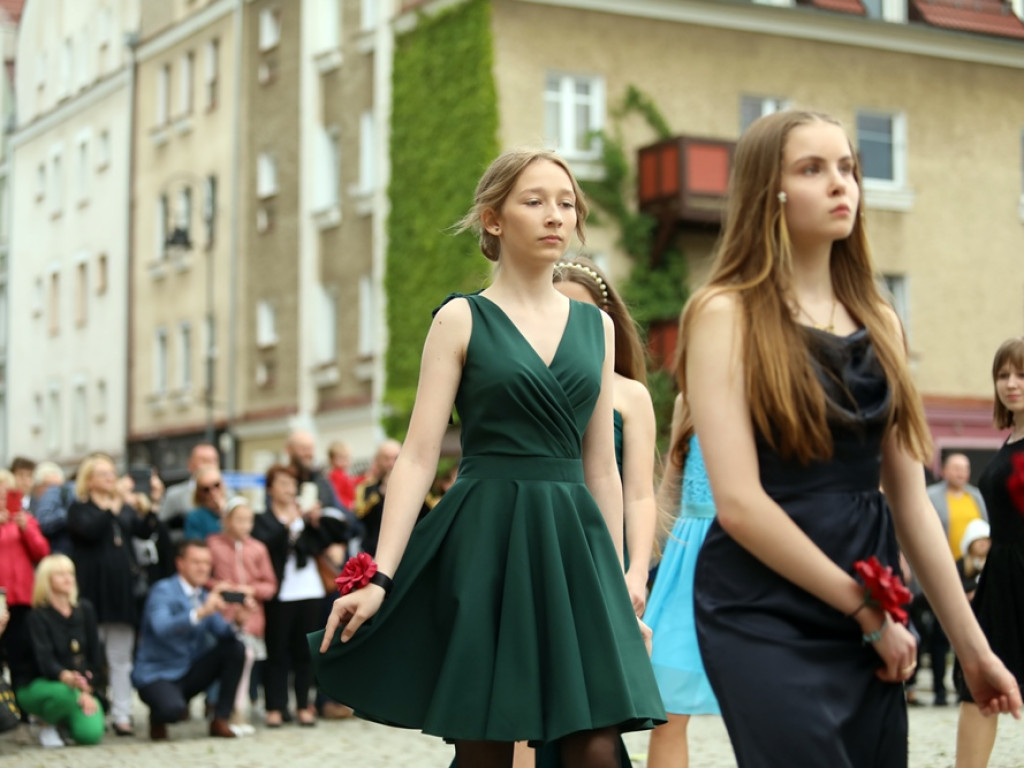 Zatańczyli Poloneza na głogowskim rynku [ZDJĘCIA]