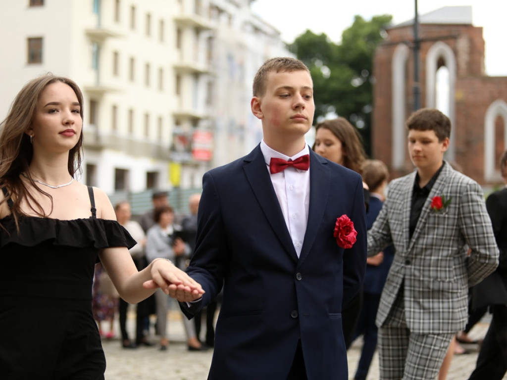 Zatańczyli Poloneza na głogowskim rynku [ZDJĘCIA]