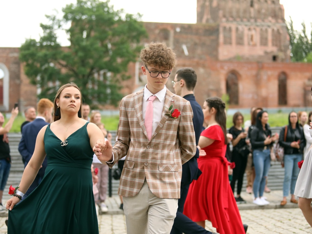Zatańczyli Poloneza na głogowskim rynku [ZDJĘCIA]