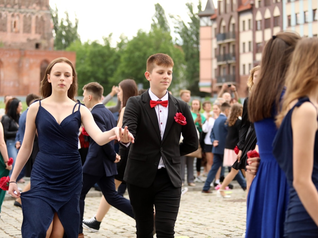 Zatańczyli Poloneza na głogowskim rynku [ZDJĘCIA]