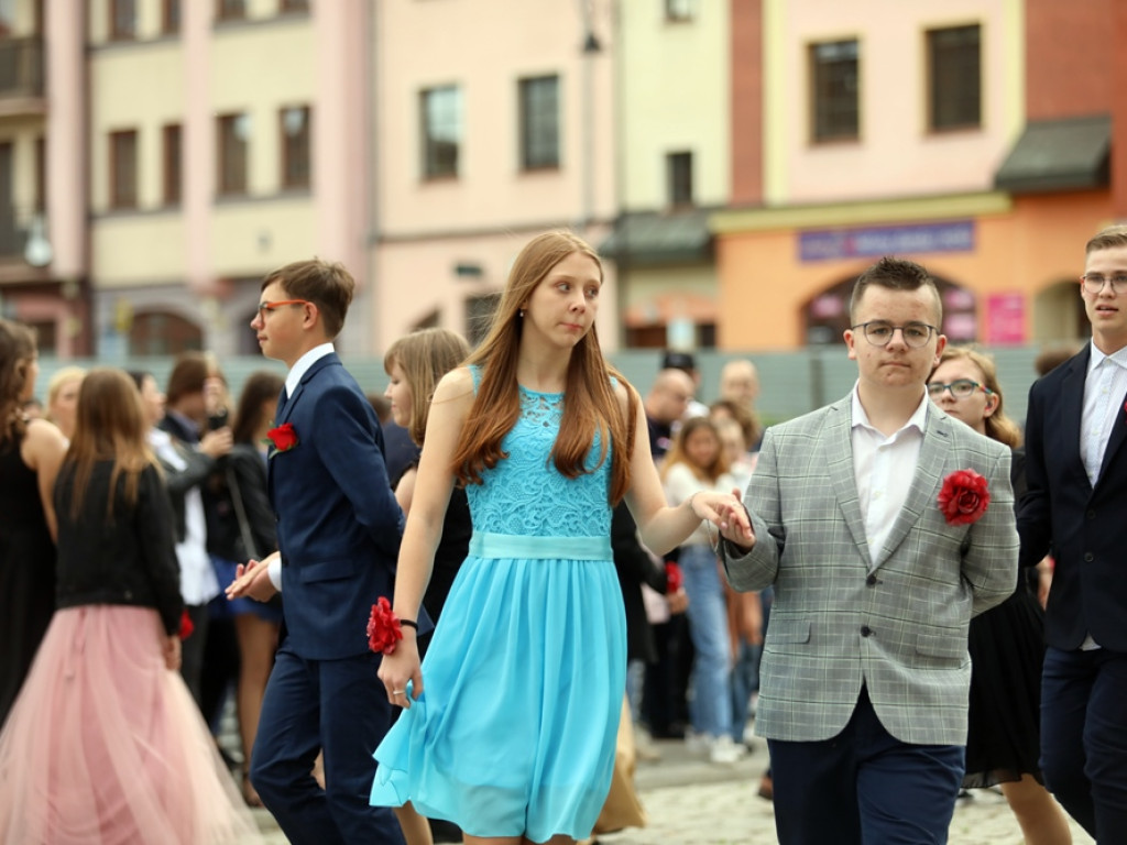 Zatańczyli Poloneza na głogowskim rynku [ZDJĘCIA]