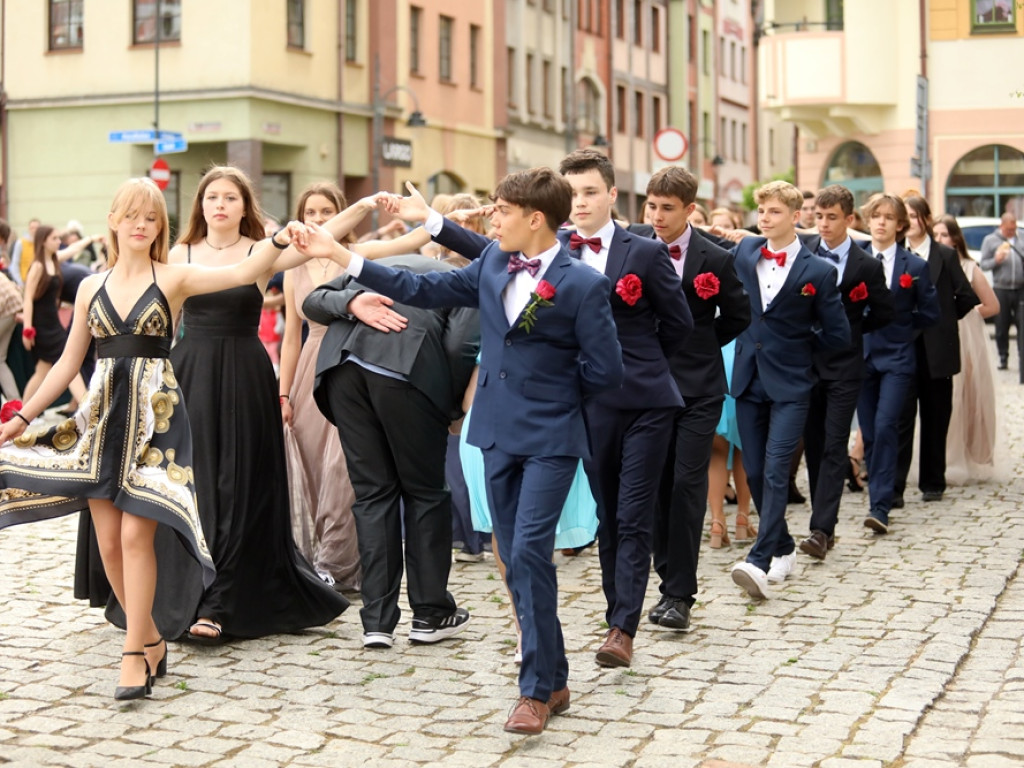 Zatańczyli Poloneza na głogowskim rynku [ZDJĘCIA]