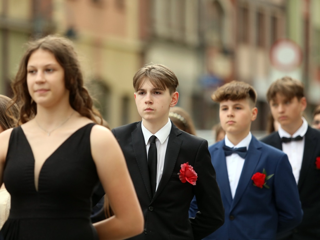 Zatańczyli Poloneza na głogowskim rynku [ZDJĘCIA]