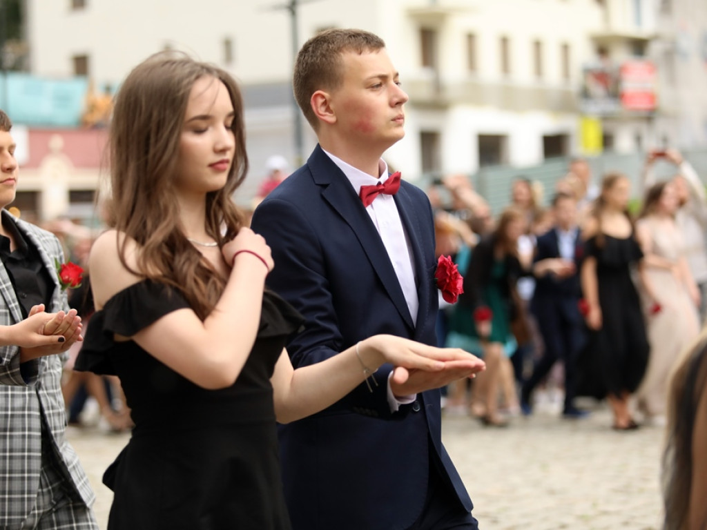 Zatańczyli Poloneza na głogowskim rynku [ZDJĘCIA]