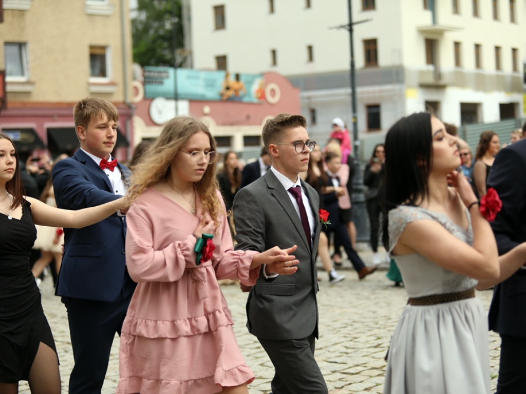 Zatańczyli Poloneza na głogowskim rynku [ZDJĘCIA]