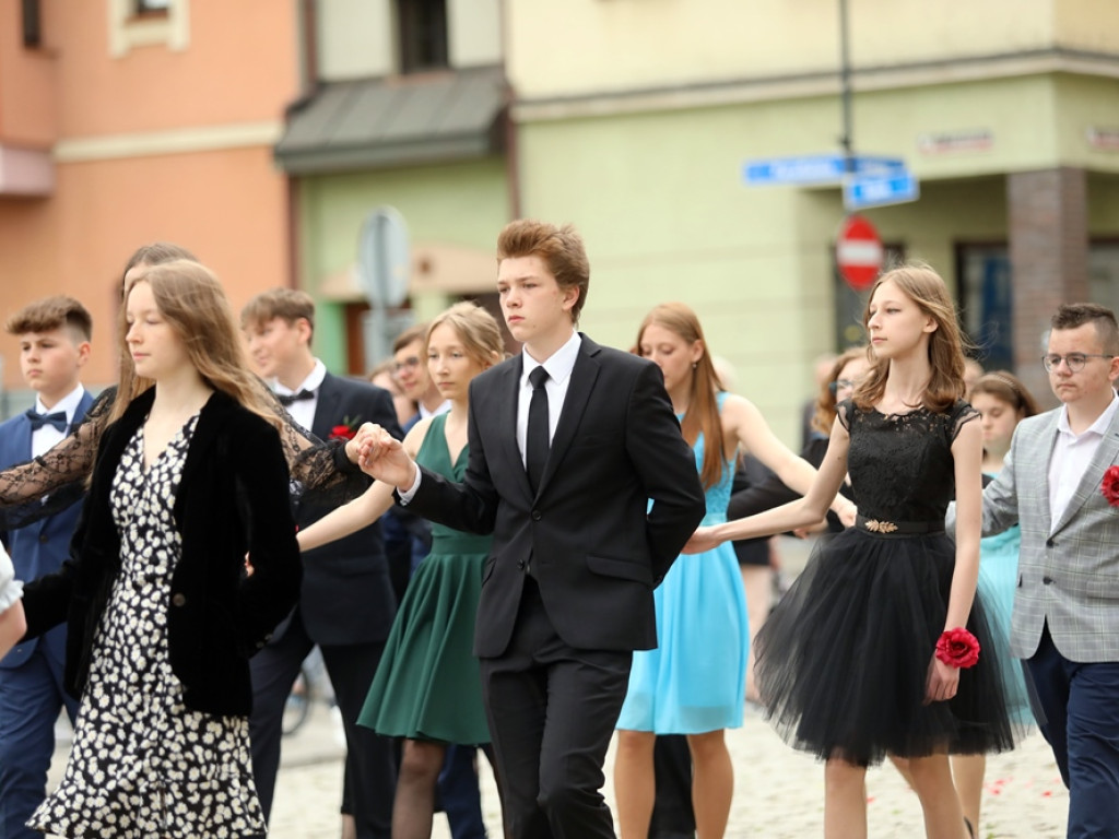 Zatańczyli Poloneza na głogowskim rynku [ZDJĘCIA]