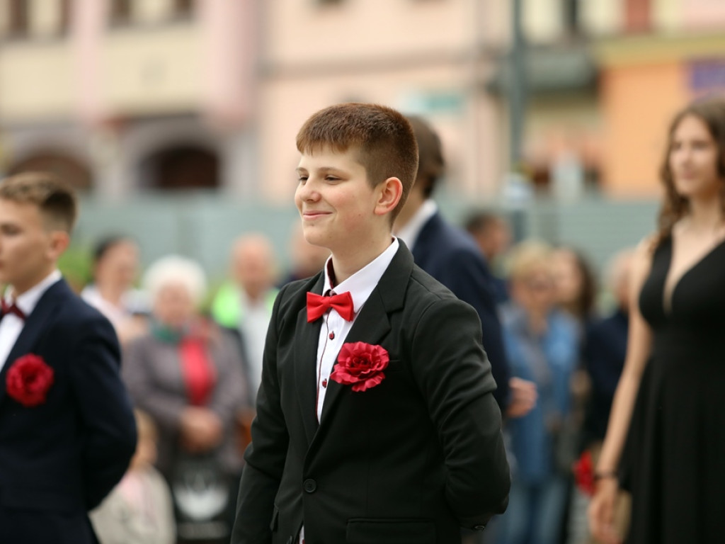 Zatańczyli Poloneza na głogowskim rynku [ZDJĘCIA]