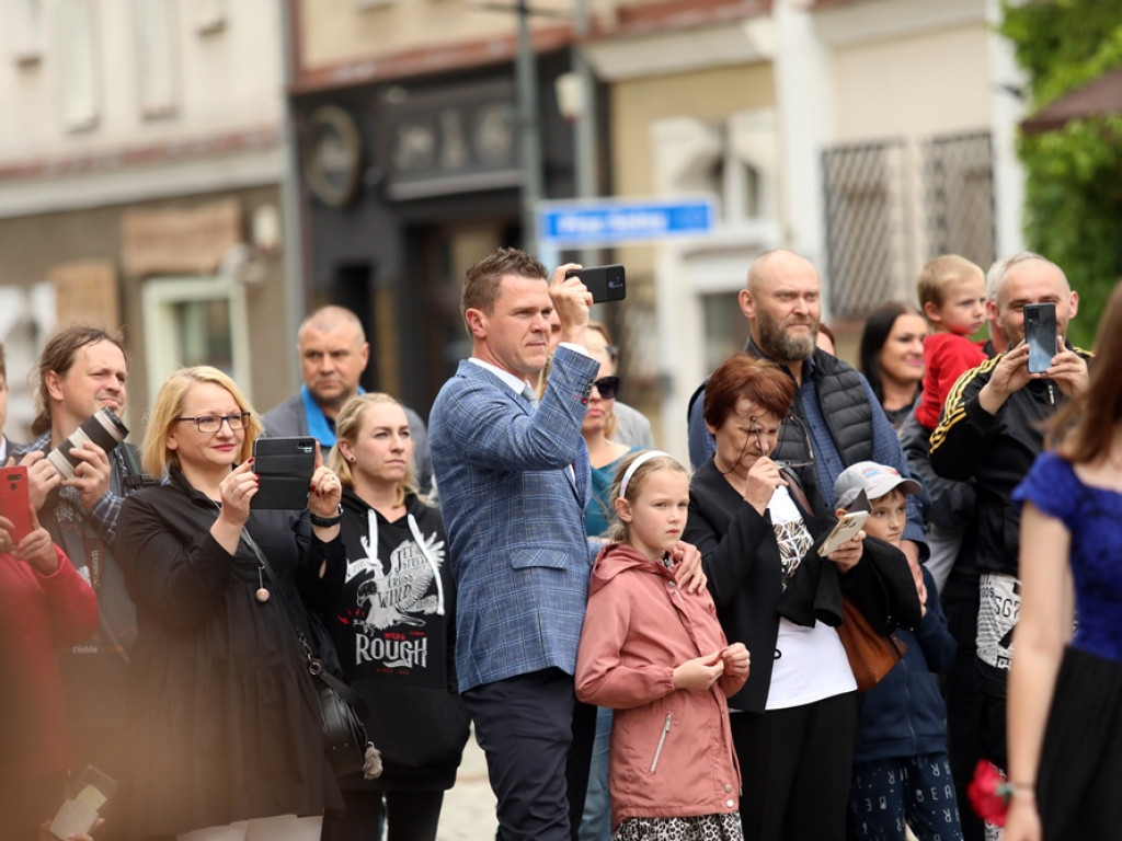 Zatańczyli Poloneza na głogowskim rynku [ZDJĘCIA]