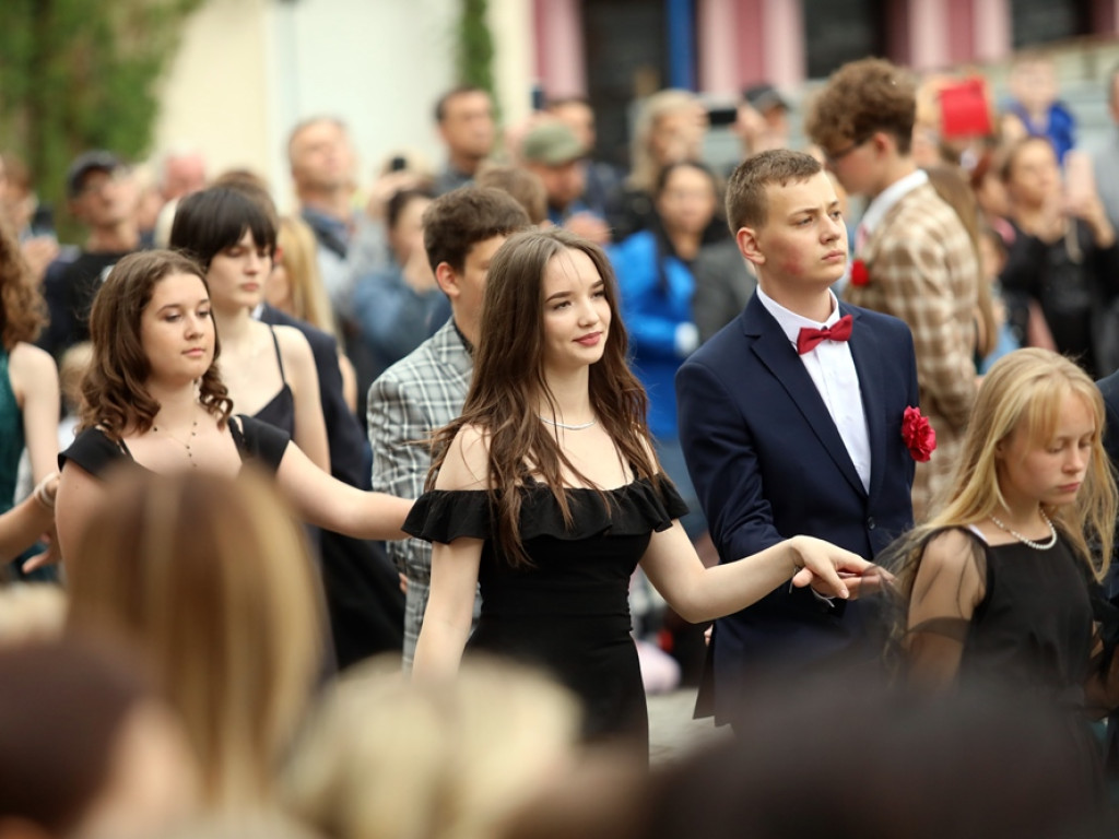 Zatańczyli Poloneza na głogowskim rynku [ZDJĘCIA]