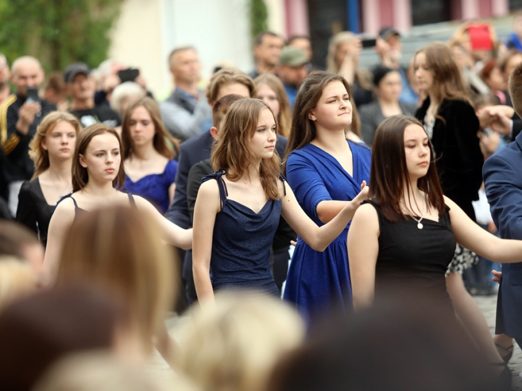 Zatańczyli Poloneza na głogowskim rynku [ZDJĘCIA]