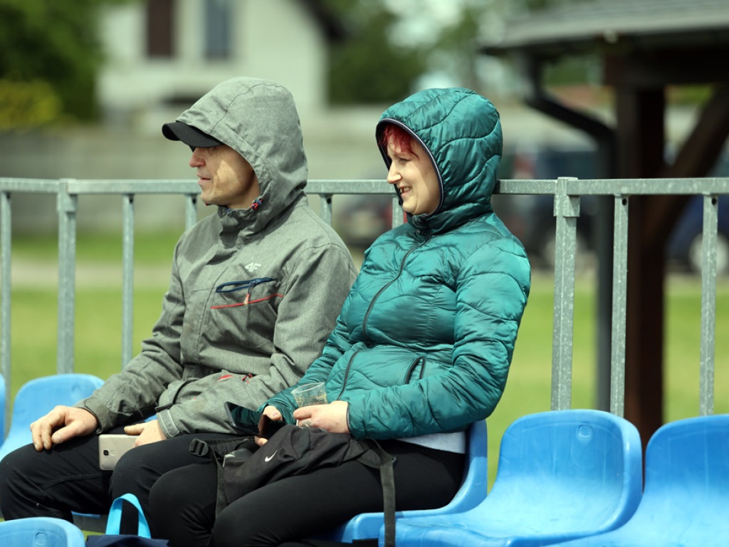 Dzieci kopały piłkę z rodzicami. Taki mecz w Kotli [ZDJĘCIA]