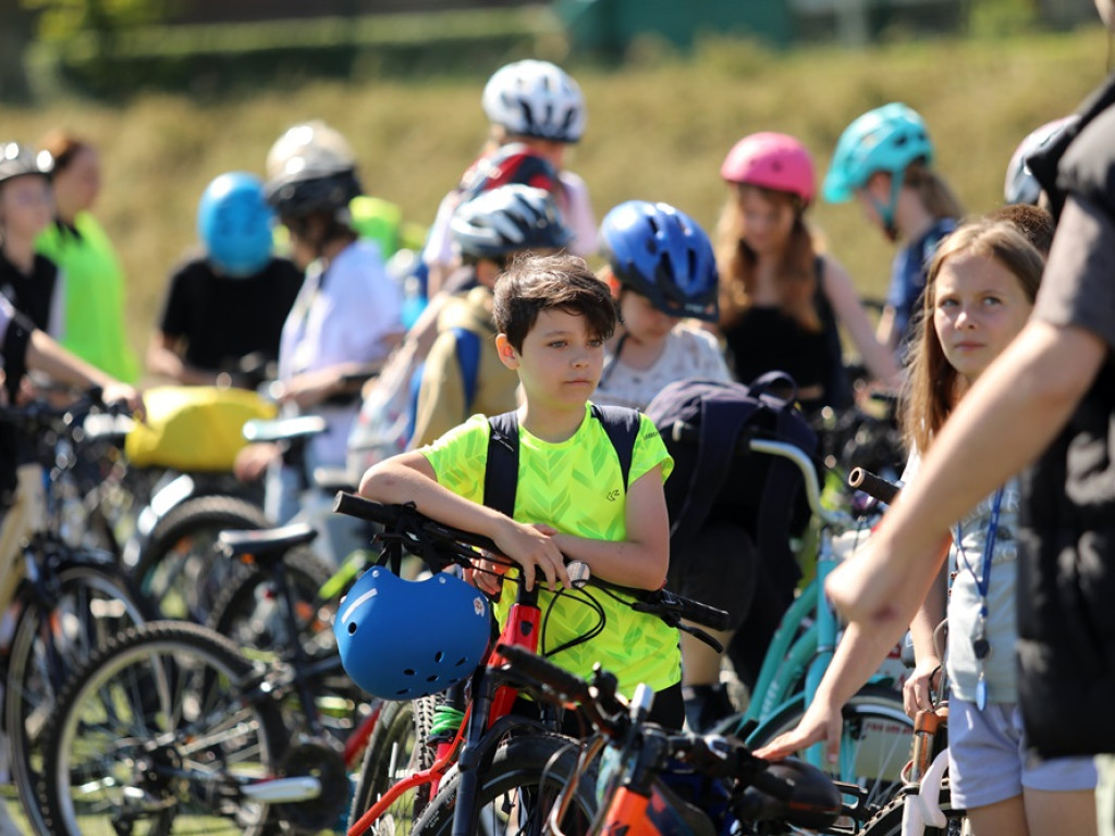 Setki uczniów biorą udział w rajdzie rowerowym [ZDJĘCIA]