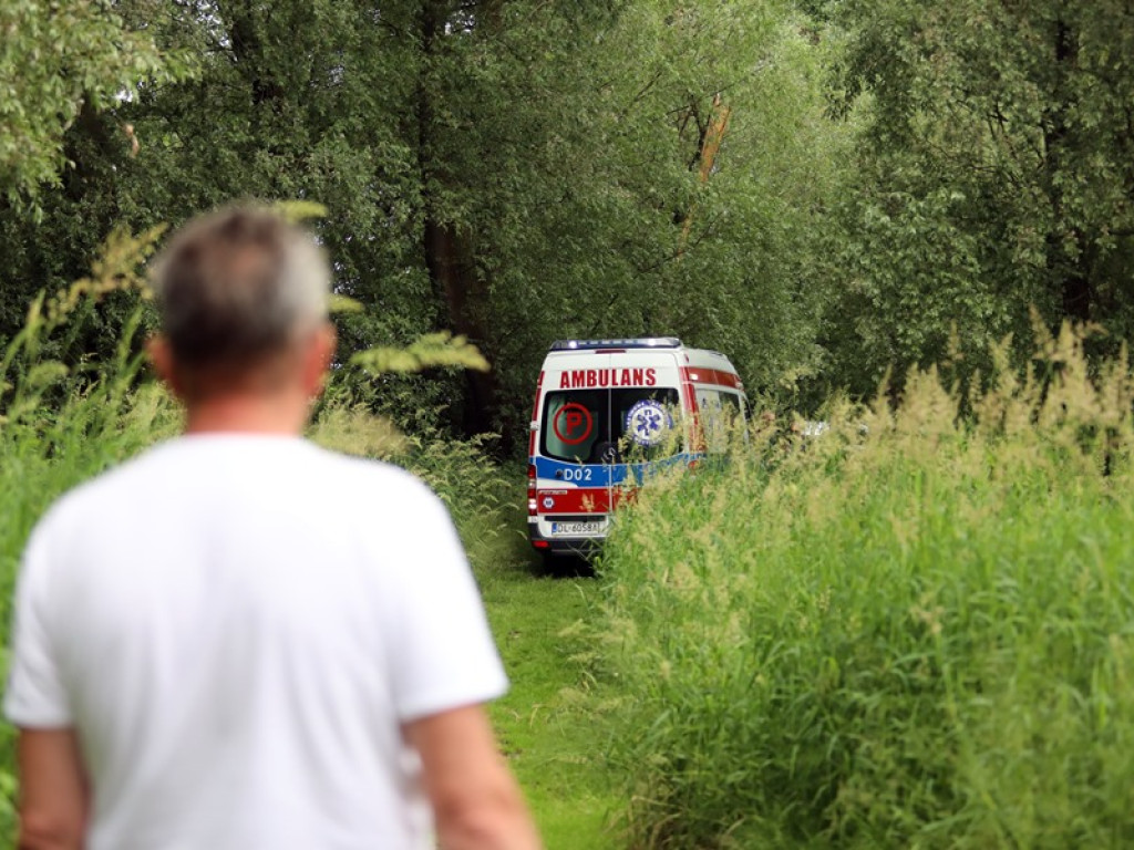 Bezdomny skoczył z mostu Tolerancji. Został odnaleziony na brzegu rzeki kilkaset metrów dalej [ZDJĘCIA]
