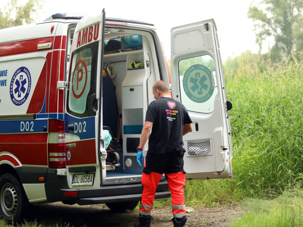 Bezdomny skoczył z mostu Tolerancji. Został odnaleziony na brzegu rzeki kilkaset metrów dalej [ZDJĘCIA]