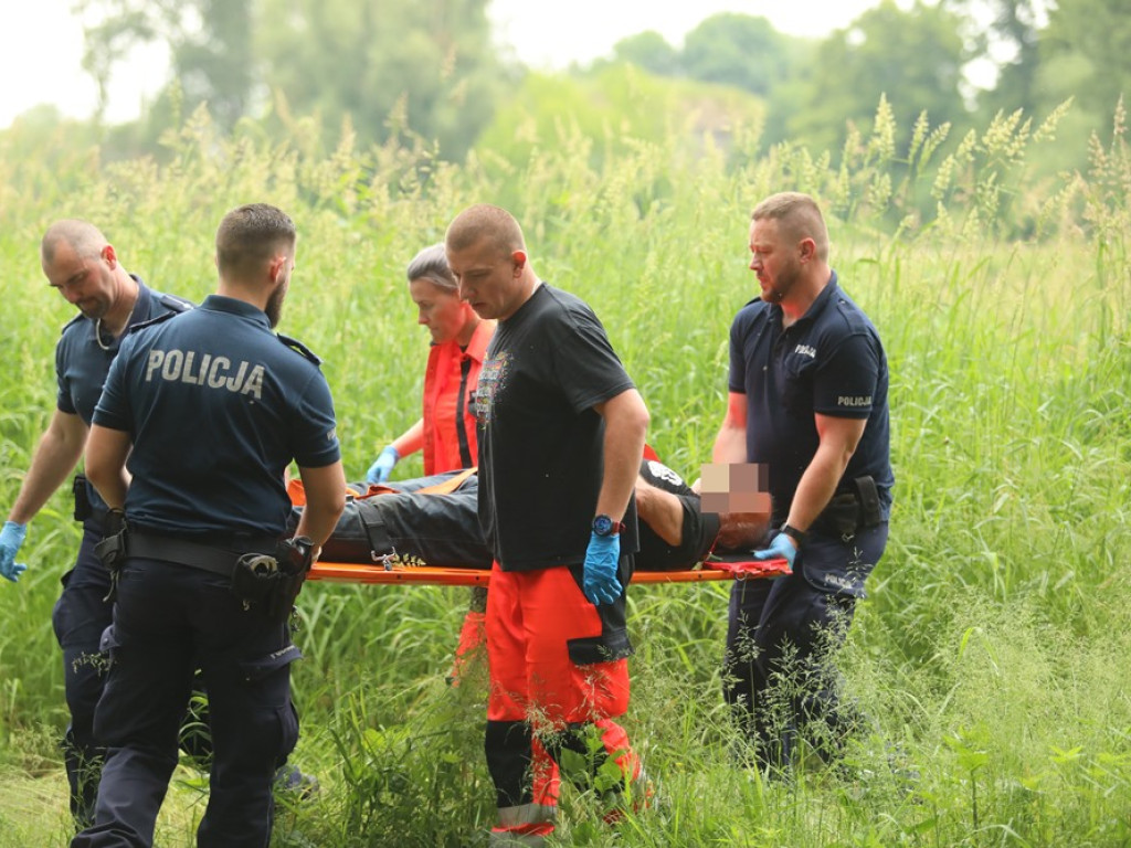 Bezdomny skoczył z mostu Tolerancji. Został odnaleziony na brzegu rzeki kilkaset metrów dalej [ZDJĘCIA]