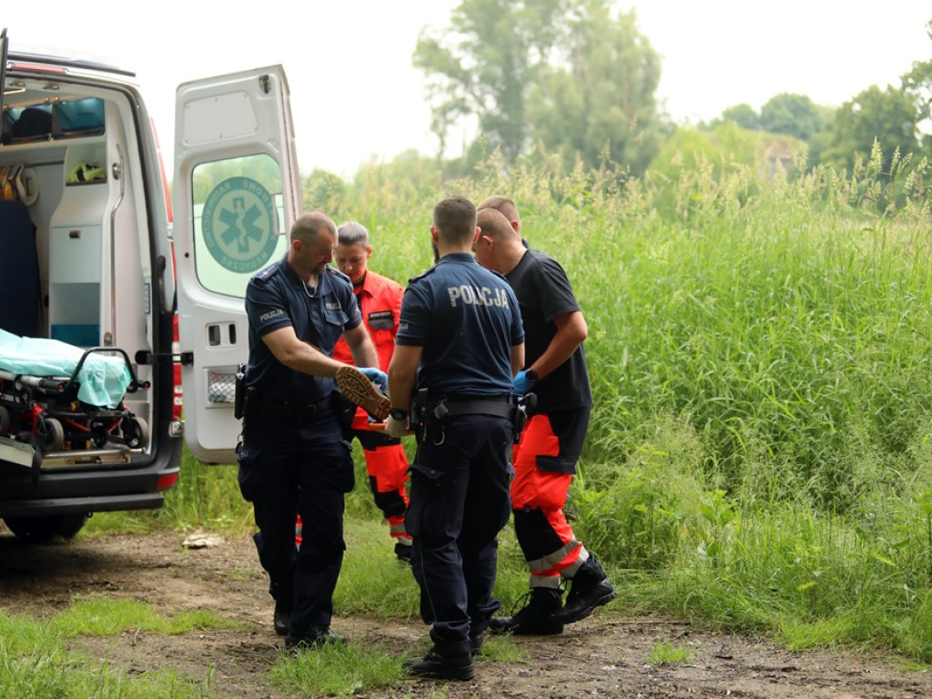 Bezdomny skoczył z mostu Tolerancji. Został odnaleziony na brzegu rzeki kilkaset metrów dalej [ZDJĘCIA]