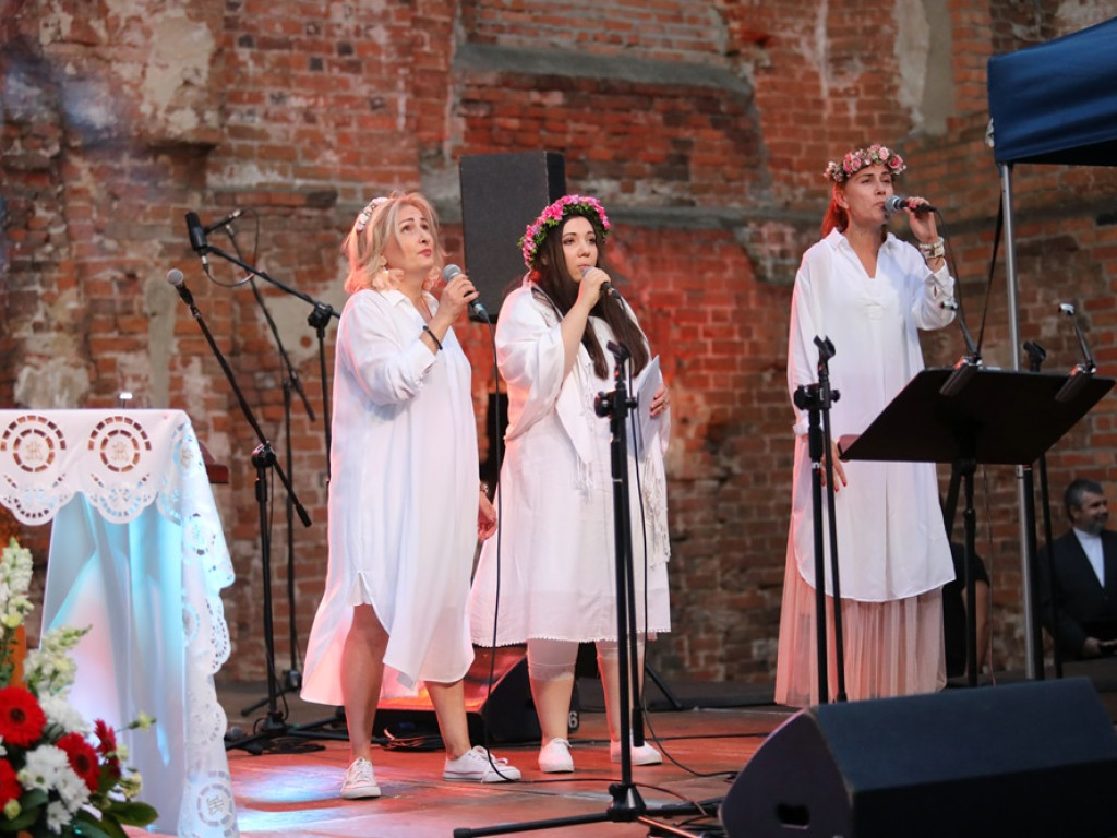 Był koncert połączony z modlitwą. Takie wydarzenie w ruinach kościoła [ZDJĘCIA]