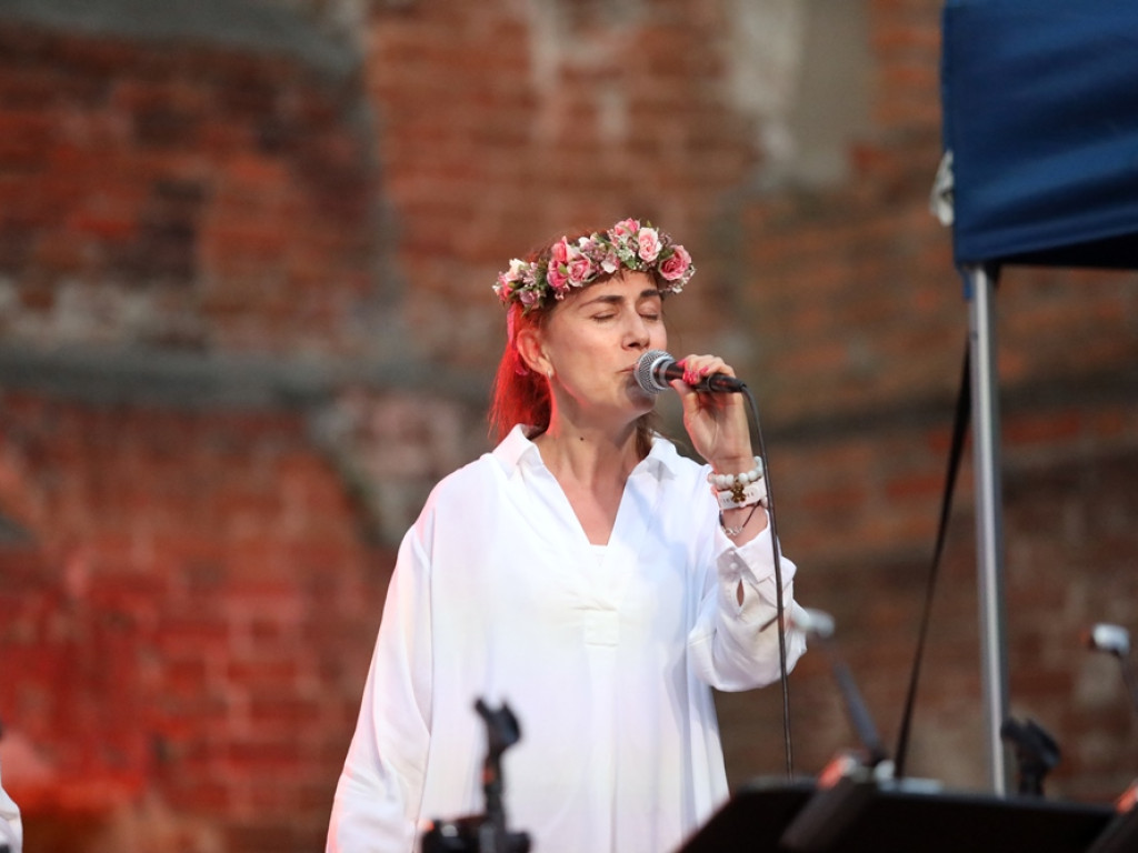 Był koncert połączony z modlitwą. Takie wydarzenie w ruinach kościoła [ZDJĘCIA]