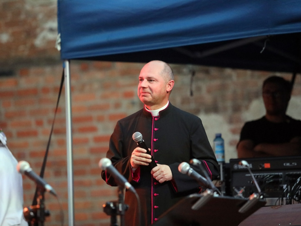 Był koncert połączony z modlitwą. Takie wydarzenie w ruinach kościoła [ZDJĘCIA]