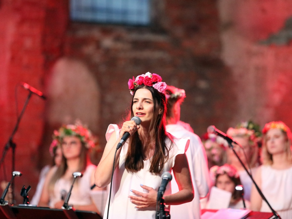 Był koncert połączony z modlitwą. Takie wydarzenie w ruinach kościoła [ZDJĘCIA]
